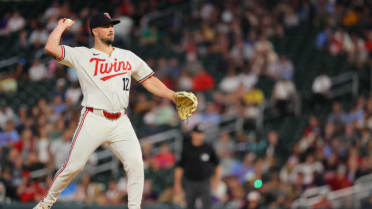 Kyle Farmer takes the mound in the 9th