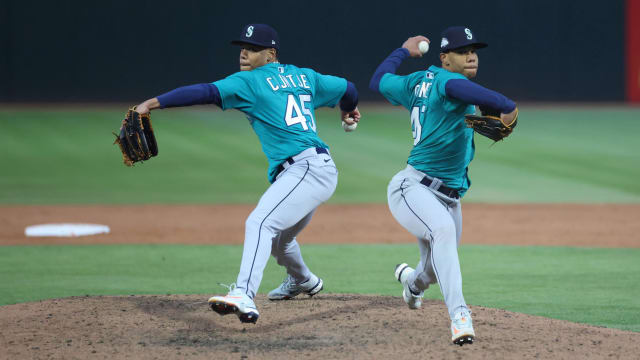 Switch-pitcher Jurrangelo Cijntje strikes out two